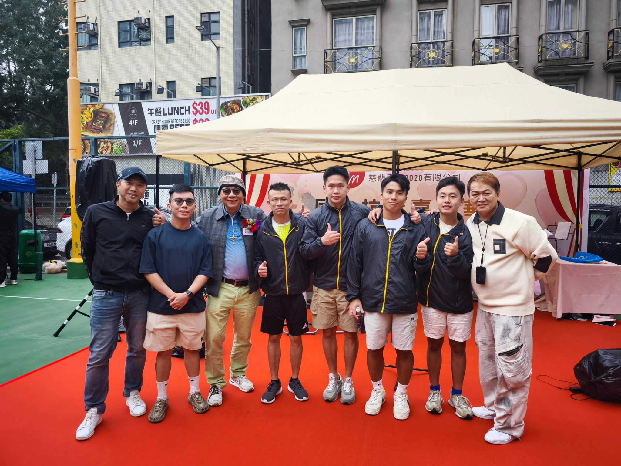 Eddie with the band  Eddie與樂隊
